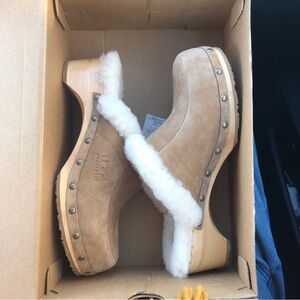 Ugg Australia Kalie Clogs Tan Chestnut Suede Sheepskin Lined Wood Mule